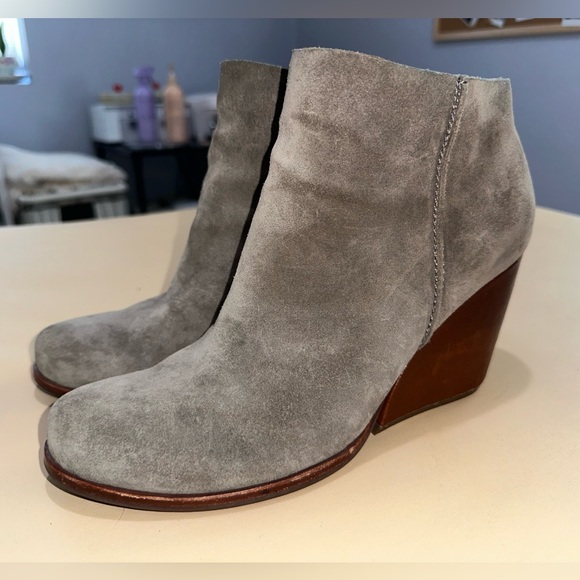 Women’s korkease grey suede boots booties size 9.5 - Picture 1 of 14